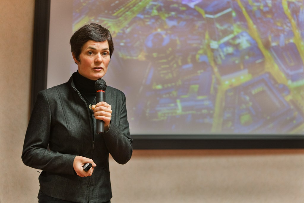 nell'immagine è raffigurata la Ellen MacArthur, fondatrice dell'omonima fondazione. mentre è ad una conferenza