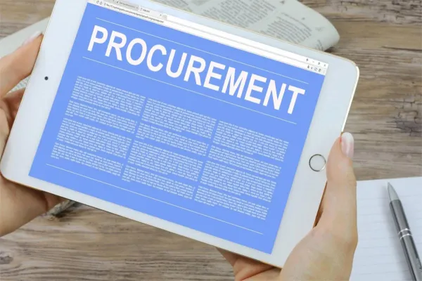 tablet tenuto da due man e sullo schermo è presente la scritta "Procurement"