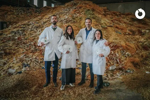 Nella foto è raffigurato il team di Sfridoo, con indosso camici bianchi , all'interno di uno stabilimento colmo di scarti di produzione