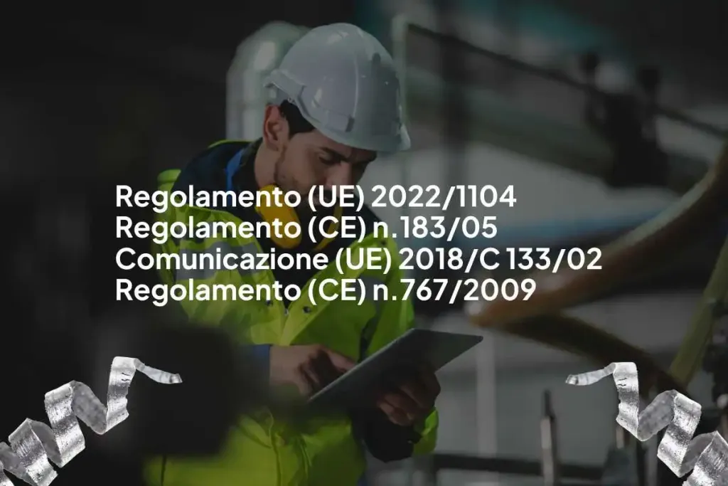 L'immagine ha sullo sfondo un operatore che sta controllando il proprio processo di produzione, assicurandosi che tutto sia a posto. L'immagine presenta anche una scritta contenente quattro regolamenti, che sono: "Regolamento (UE) 2022/1104
Regolamento (CE) n.183/05
Comunicazione (UE) 2018/C 133/02
Regolamento (CE) n.767/2009"
