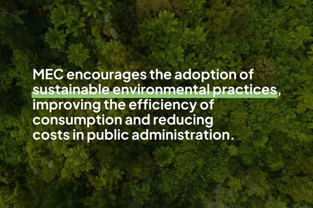 Graphic that has a forest as a background and above it an inscription that reads: "CAM encourages the adoption of sustainable environmental practices, improving consumption efficiency and reducing costs in public administration."