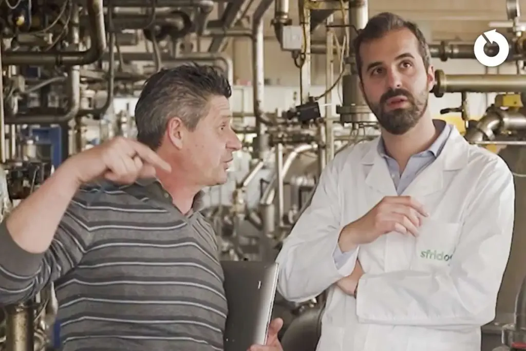 Nella foto sono rappresentati Mario Lazzaroni, co-fondatore di Sfridoo, insieme a un partner all'interno di uno stabilimento di produzione