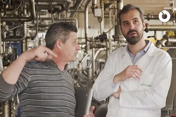 Nella foto sono rappresentati Mario Lazzaroni, co-fondatore di Sfridoo, insieme a un partner all'interno di uno stabilimento di produzione